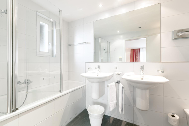 Bathroom 3, Hotel Kreuz, Interlaken