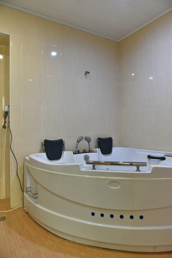 Bathroom 4, GreenWood Hotel