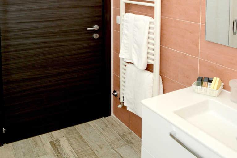 Bathroom 5, B&B L' Angolino, Pescara
