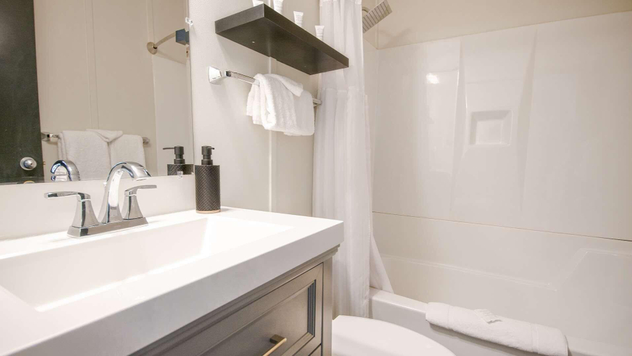 Bathroom 4, Midnight Sun Hotel, Yukon
