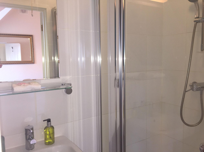 Bathroom 3, Shrubbery Guest House, Worcestershire
