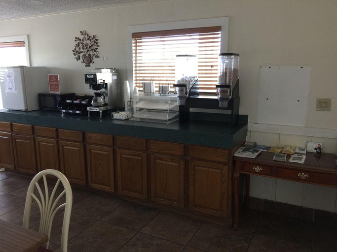 Food & Drinks, Knights Inn Independence, Montgomery