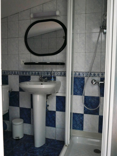 Bathroom 3, Ha Tel Restaurant Trabenia, Pyrénées-Atlantiques