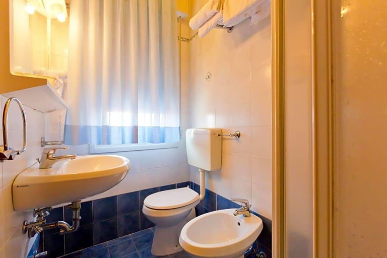 Bathroom 3, Hotel Etna, Venezia