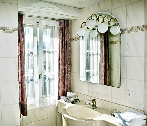 Bathroom 4, Hotel du Pont, Brig