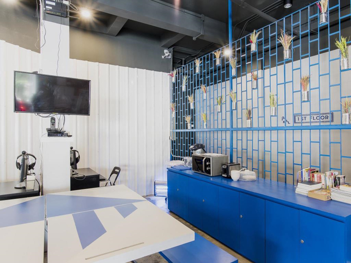 Public Area 2, Loftel Station Hostel, Bang Rak