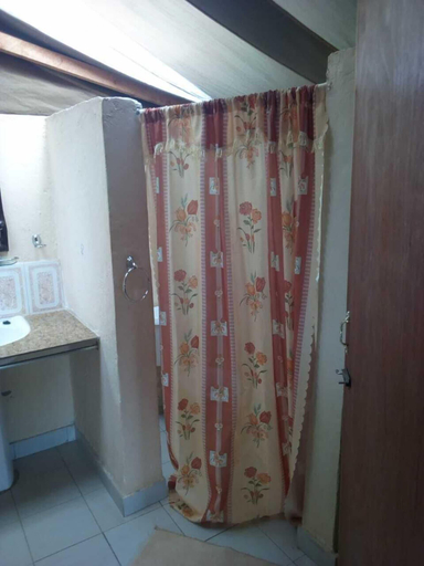 Bathroom 4, Spice Garden, Kieni