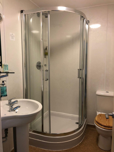 Bathroom 4, USK AND RAILWAY INN, Powys