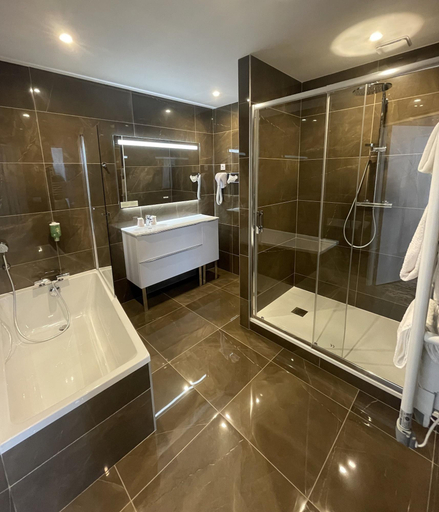 Bathroom 4, Hotel Le Cercle, Manche