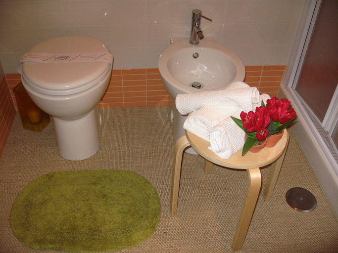Bathroom, Hold Rome, Rome