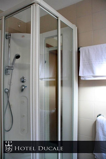Bathroom 4, Ducale, Pavia