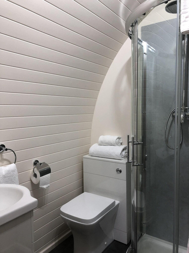 Bathroom 4, The Norman Knight, Gloucestershire