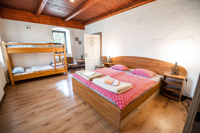 Room 5, Cvet gora - Camping, Glamping and Accomodations, Jezersko