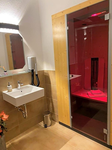 Bathroom 4, Am Wald, Greiz