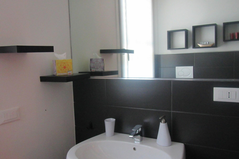 Bathroom 5, Anima Mundi, Mantua
