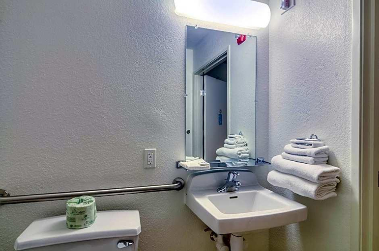 Bathroom 4, Motel 6 Arlington Heights, IL - Chicago North Central, Cook