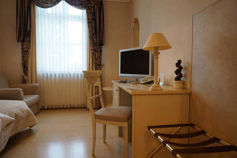 Bedroom 3, Burghof, Hof