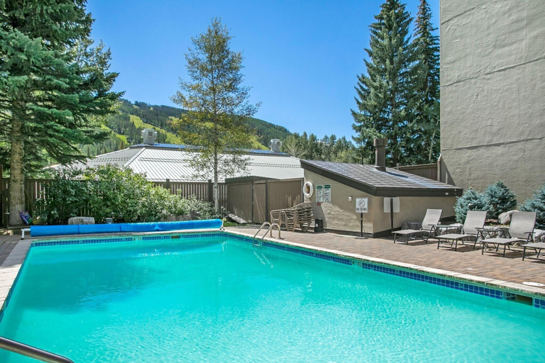 Pool 4, Vail International, Eagle
