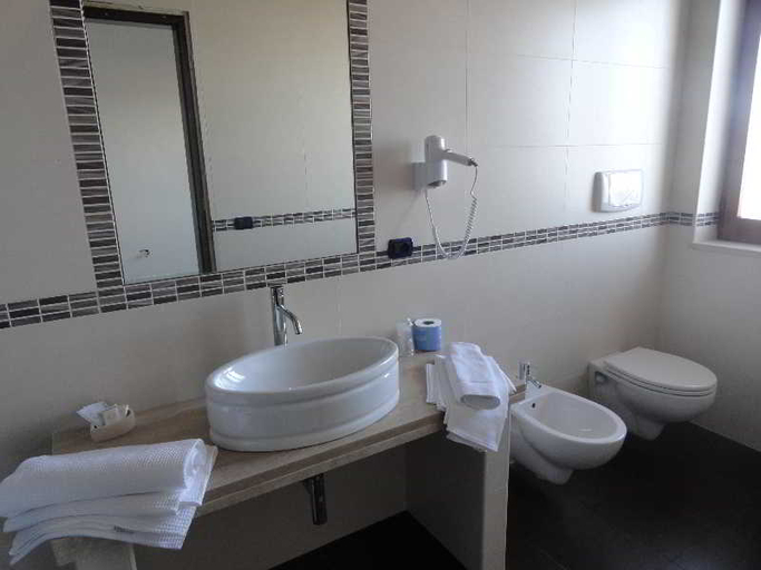 Bathroom 4, Hotel Miramare, Crotone