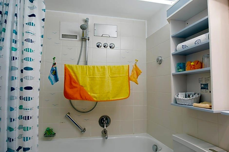 Bathroom 4, Aparthotel Kachelot, Leer