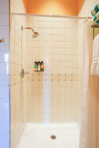 Bathroom 4, Hotel Klaus, Saint Landry
