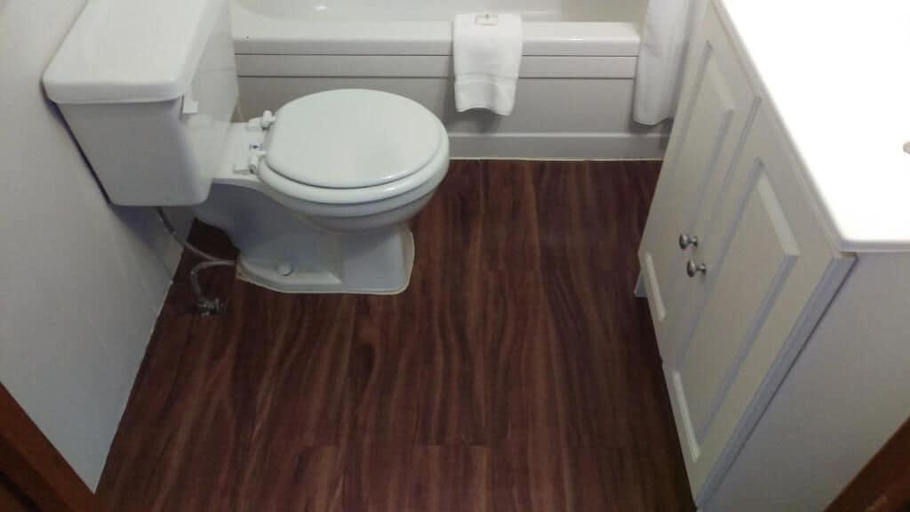 Bathroom 4, Frontiersman Motel, Timiskaming