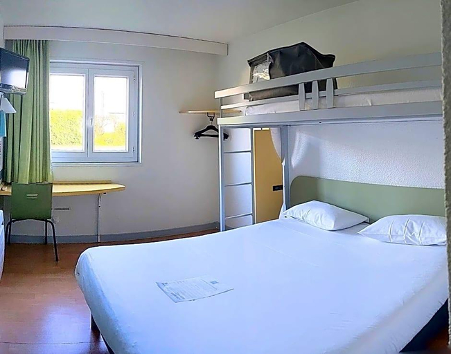 Bedroom 3, ibis budget Brest Sud Plougastel, Finistère