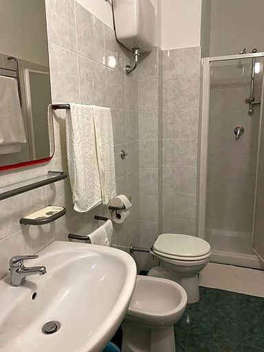 Bathroom 4, Hotel Esperia, Bari