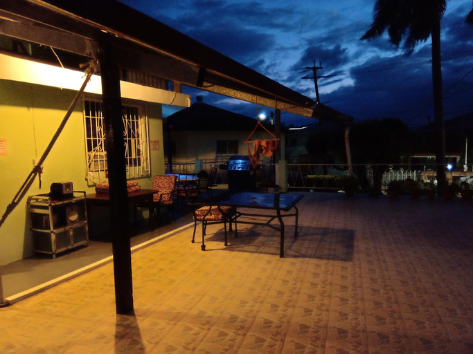 Food & Drinks 4, The Red Hut Inn