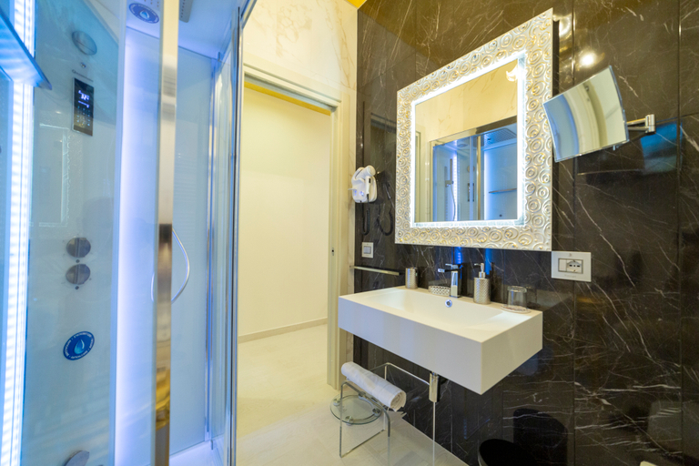 Bathroom 5, Leucosya Luxury Rooms, Salerno