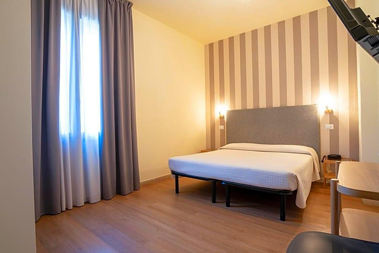 Bedroom 3, My Place Hotel, Rimini
