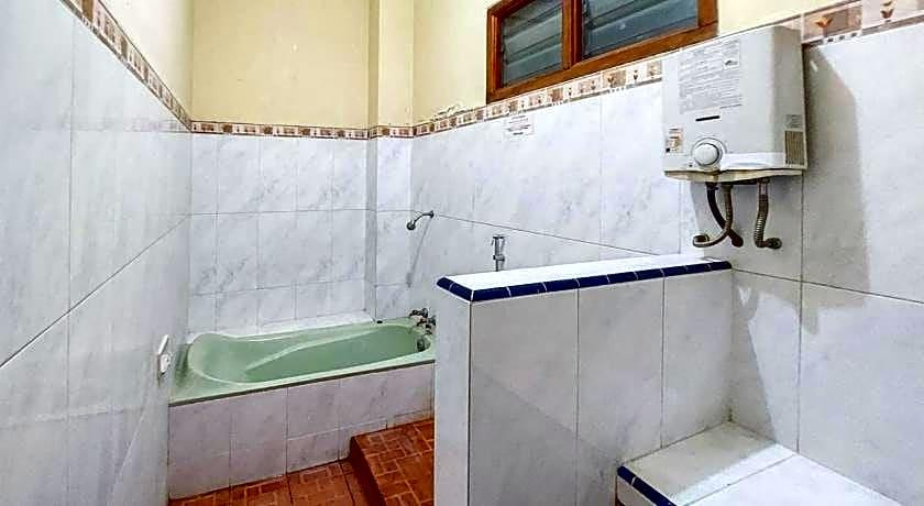 Bathroom 1, Hotel Shinta 2 Near Alun Alun Kertosono, Nganjuk