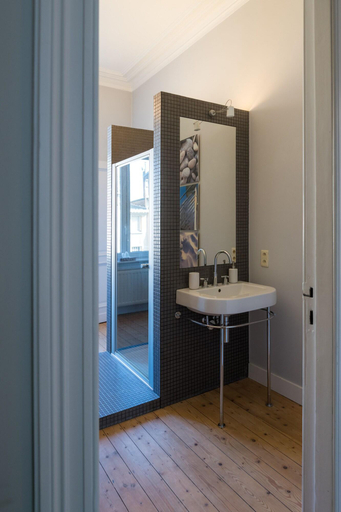 Bathroom 4, Garden of Eden, Antwerpen