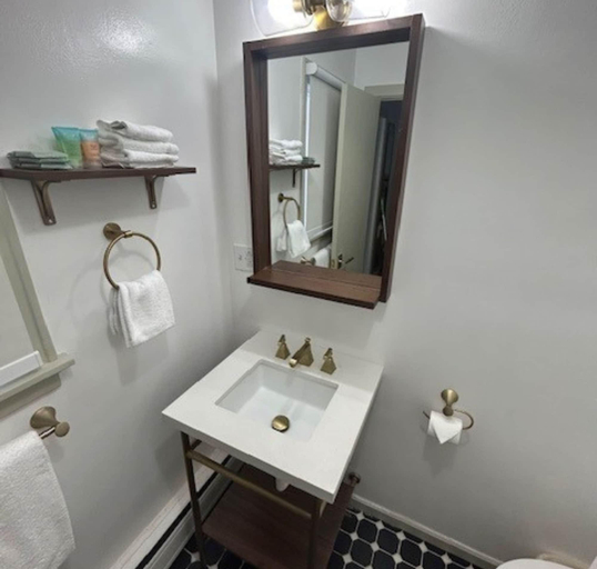 Bathroom 4, Colonial Inn & Creamery, Schuyler