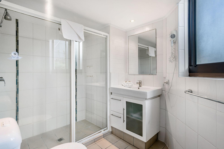Bathroom 4, Bayview Beachfront Apartments, Byron