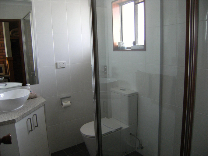 Bathroom 3, Regency Court Motel, Moira - West