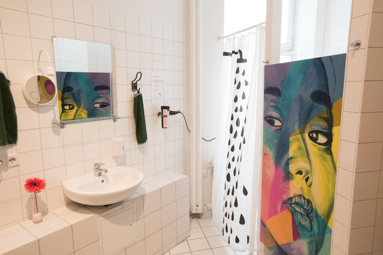 Bathroom 5, Kiez Hostel Berlin, Berlin