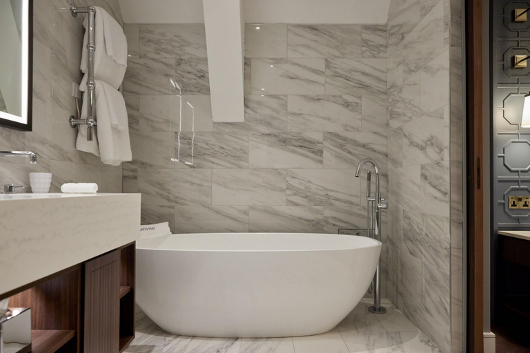 Bathroom 4, The Parkgate Hotel, Cardiff