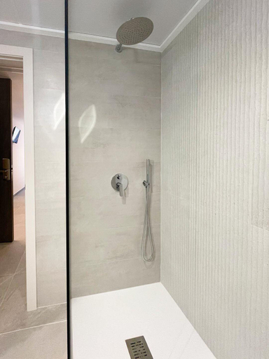 Bathroom 5, Hostal Quatre Llunes, Alicante