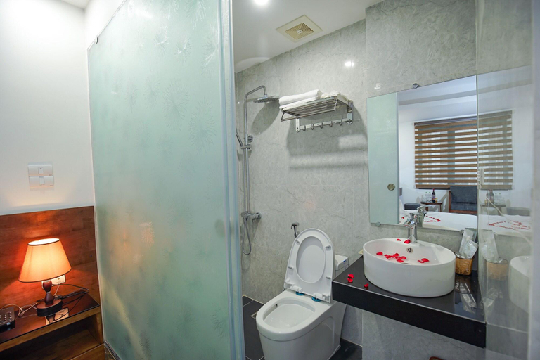 Bathroom 4, B & B Hotel Quan Hoa, Ba Đình
