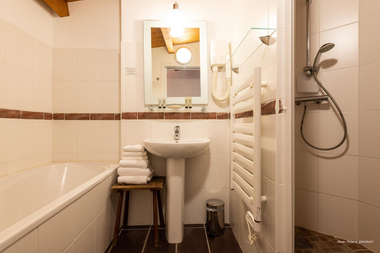 Bathroom 1, Le Vieux Greement, Charente-Maritime