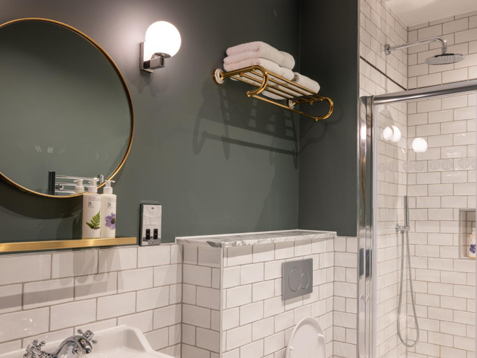 Bathroom 3, Spread Eagle, London