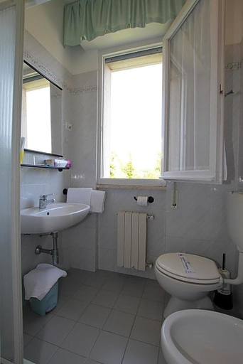Room 2, Hotel Vera, Massa Carrara