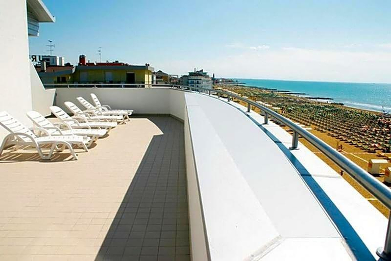 Public Area 2, Parigi, Venezia