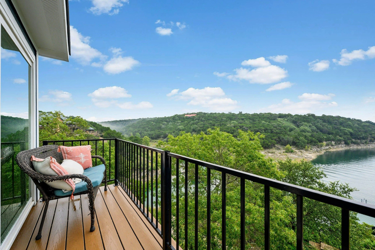 Property grounds 2, Fully Renovated Lakeside Home - Boat Dock, Firepit, Gorgeous Views!, Travis