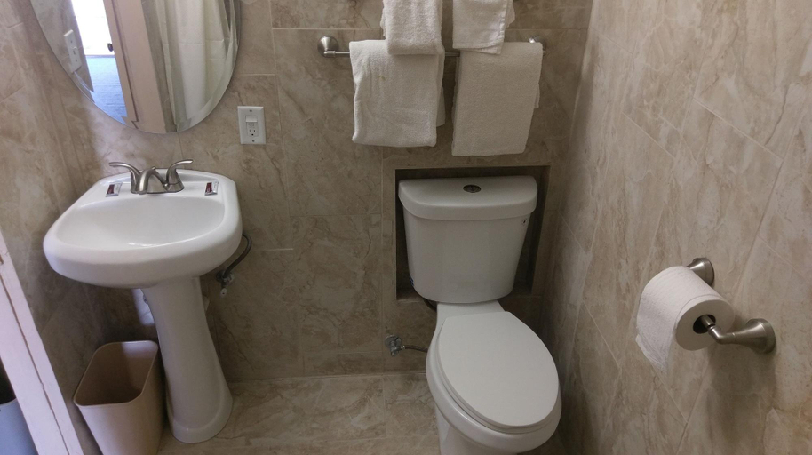 Bathroom 3, El Rey Motel, Gila