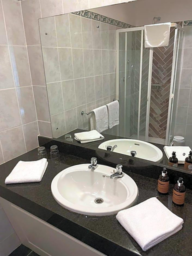 Bathroom 5, Towers Hotel