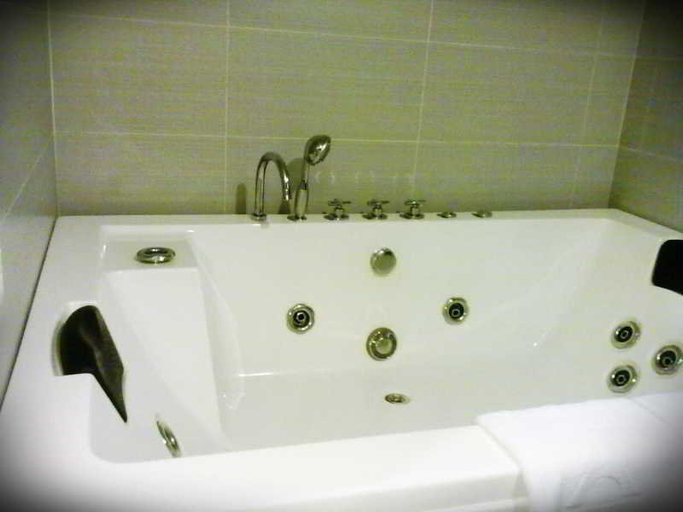 Bathroom 4, Pariss Hotel, Johor Bahru