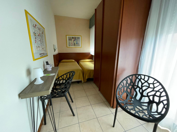 Bedroom 2, Virginia, Verona