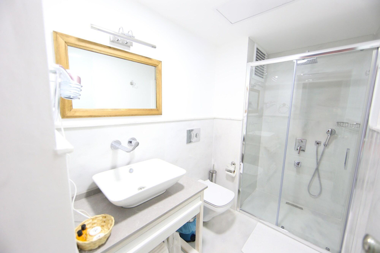 Bathroom 5, White Orange, Seferihisar